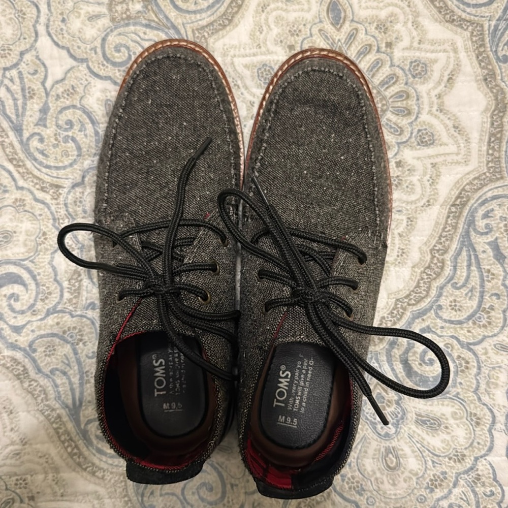 Men’s chukka TOMS boots